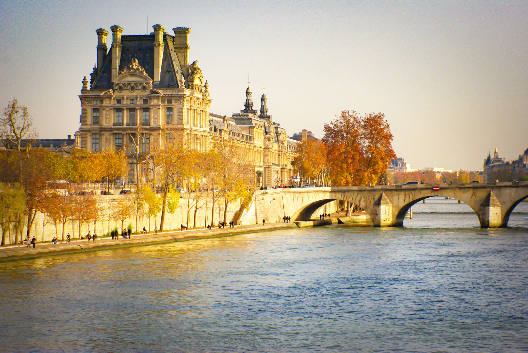 The Louvre in Autumn © French Moments