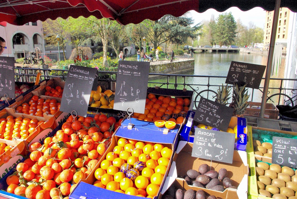Annecy Market Pont de la République © French Moments